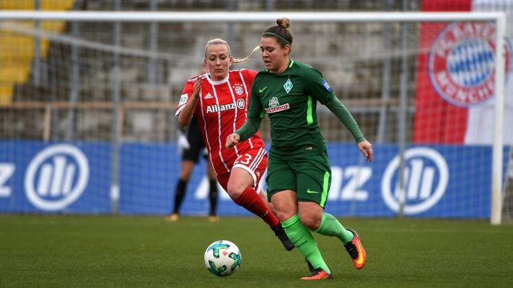 v.li.: Mandy Islacker (FC Bayern München, FCB, 23) Lisa-Marie Scholz (SV Werder Bremen, 7) im Zweikampf, Duell, duel, tackle, Dynamik, Action, Aktion, Fussball,Allianz Frauen-Bundesliga, FC Bayern München - SV Werder Bremen,