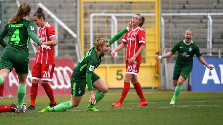 v.li.: Nina Lührßen (Luehrssen, Luersen, SV Werder Bremen, 4) Verena Volkmer (SV Werder Bremen, 16) mit Torjubel, Jubel, Torjubel, Torerfolg, celebrate the goal, goal, celebration, Jubel ueber das Tor zum 0:1 durch Verena Volkmer (SV Werder Bremen, 16), optimistisch, Action, Aktion, Simone Laudehr (FC Bayern München, FCB, 21) Jill Roord (FC Bayern München, FCB, 10) enttäuscht schauend, Enttäuschung, Frustration, disappointed, pessimistisch, Fussball,Allianz Frauen-Bundesliga, FC Bayern München - SV Werder Bremen,