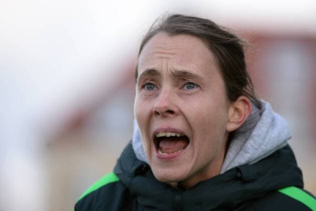 Trainerin Carmen Roth (SV Werder Bremen) rufend, schreiend, gibt Anweisungen, gestikuliert, mit den Armen gestikulieren, gives instructions, gesticulate, Einzelbild, Aktion, Action Porträt, Portrait, Fussball,Allianz Frauen-Bundesliga, FC Bayern München - SV Werder Bremen,