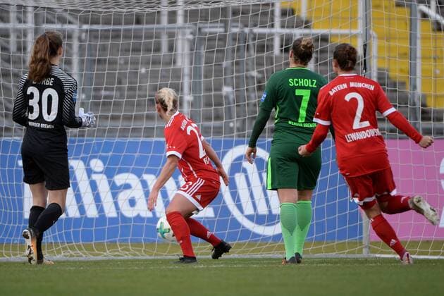 v.li.: Anneke Borbe (Torfrau, SV Werder Bremen, 30) Lisa-Marie Scholz (SV Werder Bremen, 7) enttäuscht schauend, Enttäuschung, Frustration, disappointed, pessimistisch, Mandy Islacker (FC Bayern München, FCB, 23) erzielt das Tor, Torschützin zum 1:1, scores the goal, Tor, Goal, Torerfolg, Action, Aktion, Gina Lewandowski (FC Bayern München, FCB, 2), Fussball,Allianz Frauen-Bundesliga, FC Bayern München - SV Werder Bremen,