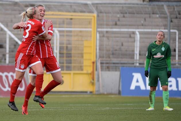 v.li.: Mandy Islacker (FC Bayern München, FCB, 23) Jill Roord (FC Bayern München, FCB, 10) mit Torjubel, Jubel, Torjubel, Torerfolg, celebrate the goal, goal, celebration, Jubel ueber das Tor zum 2:1 durch Jill Roord (FC Bayern München, FCB, 10), optimistisch, Action, Aktion, Gabriella Toth (SV Werder Bremen, 15) enttäuscht schauend, Enttäuschung, Frustration, disappointed, pessimistisch, Fussball,Allianz Frauen-Bundesliga, FC Bayern München - SV Werder Bremen,
