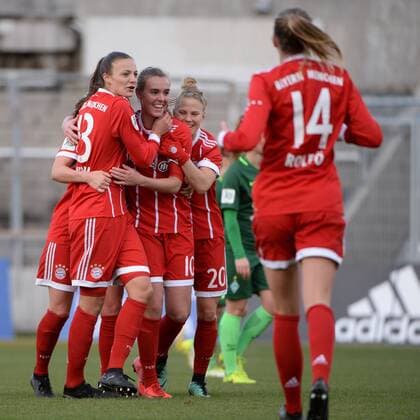v.li.: Lucie Vonkova (FC Bayern München, FCB, 13) Jill Roord (FC Bayern München, FCB, 10) Leonie Maier (FC Bayern München, FCB, 20) Fridolina Rolfö (Rolfoe, FC Bayern München, FCB, 14) mit Torjubel, Jubel, Torjubel, Torerfolg, celebrate the goal, goal, celebration, Jubel ueber das Tor zum 2:1 durch Jill Roord (FC Bayern München, FCB, 10), optimistisch, Action, Aktion, Fussball,Allianz Frauen-Bundesliga, FC Bayern München - SV Werder Bremen,