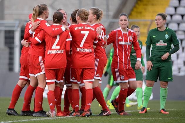 Spielerinnen des FC Bayern München mit Torjubel, Jubel, Torjubel, Torerfolg, celebrate the goal, goal, celebration, Jubel ueber das Tor zum 2:1 durch Jill Roord (FC Bayern München, FCB, 10) (mi.), optimistisch, Action, Aktion, Lisa-Marie Scholz (SV Werder Bremen, 7) enttäuscht schauend, Enttäuschung, Frustration, disappointed, pessimistisch, Fussball,Allianz Frauen-Bundesliga, FC Bayern München - SV Werder Bremen,