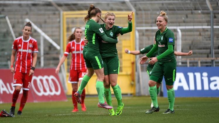 v.li.: Simone Laudehr (FC Bayern München, FCB, 21) Jill Roord (FC Bayern München, FCB, 10) enttäuscht schauend, Enttäuschung, Frustration, disappointed, pessimistisch, Nina Lührßen (Luehrssen, Luersen, SV Werder Bremen, 4) Verena Volkmer (SV Werder Bremen, 16) Lina Hausicke (SV Werder Bremen, 18) mit Torjubel, Jubel, Torjubel, Torerfolg, celebrate the goal, goal, celebration, Jubel ueber das Tor zum 0:1 durch Verena Volkmer (SV Werder Bremen, 16), optimistisch, Action, Aktion, Fussball,Allianz Frauen-Bundesliga, FC Bayern München - SV Werder Bremen,