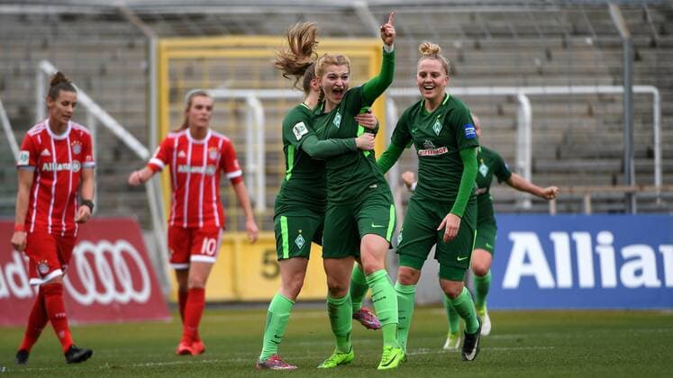 v.li.: Simone Laudehr (FC Bayern München, FCB, 21) Jill Roord (FC Bayern München, FCB, 10) enttäuscht schauend, Enttäuschung, Frustration, disappointed, pessimistisch, Nina Lührßen (Luehrssen, Luersen, SV Werder Bremen, 4) Verena Volkmer (SV Werder Bremen, 16) Lina Hausicke (SV Werder Bremen, 18) mit Torjubel, Jubel, Torjubel, Torerfolg, celebrate the goal, goal, celebration, Jubel ueber das Tor zum 0:1 durch Verena Volkmer (SV Werder Bremen, 16), optimistisch, Action, Aktion, Fussball,Allianz Frauen-Bundesliga, FC Bayern München - SV Werder Bremen,