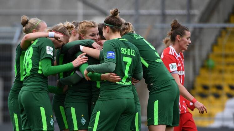 Spielerinnen des SV Werder Bremen, Bremer Spielerinnen mit Torjubel, Jubel, Torjubel, Torerfolg, celebrate the goal, goal, celebration, Jubel ueber das Tor zum 0o:1 durch Verena Volkmer (SV Werder Bremen, 16) (4.v.li.), optimistisch, Action, Aktion, Simone Laudehr (FC Bayern München, FCB, 21) enttäuscht schauend, Enttäuschung, Frustration, disappointed, pessimistisch, Fussball,Allianz Frauen-Bundesliga, FC Bayern München - SV Werder Bremen,