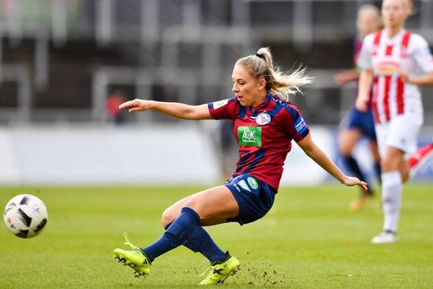 Gina Maria Chmielinski (Potsdam, 18) flankt den Ball, Fussball, Allianz Frauen-Bundesliga, 1. FC Köln - 1.FFC Turbine Potsdam,