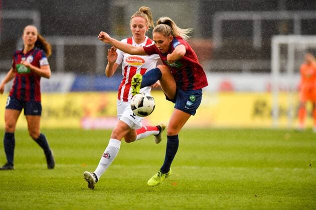 Gina Maria Chmielinski (Potsdam, 18) stoppt den Ball in der Luft, Fussball, Allianz Frauen-Bundesliga, 1. FC Köln - 1.FFC Turbine Potsdam,