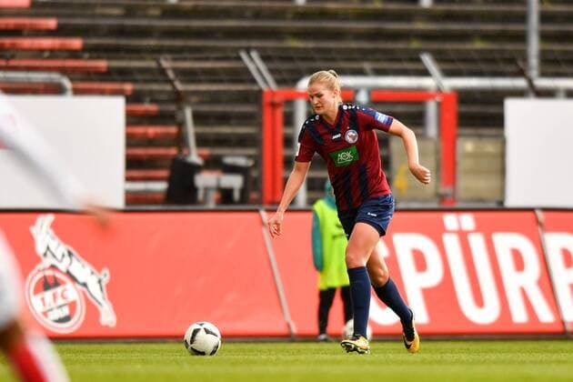 Rahel Kiwic (Potsdam, 25) mit Ball an der Seitenlinie, Fussball, Allianz Frauen-Bundesliga, 1. FC Köln - 1.FFC Turbine Potsdam,