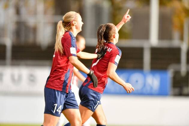 Jubel, Freuen, celebrate, happy, cheer , Goal Celebration Viktoria Schwalm (Potsdam, 17) nach 0:2 Finger nach oben, Fussball, Allianz Frauen-Bundesliga, 1. FC Köln - 1.FFC Turbine Potsdam,