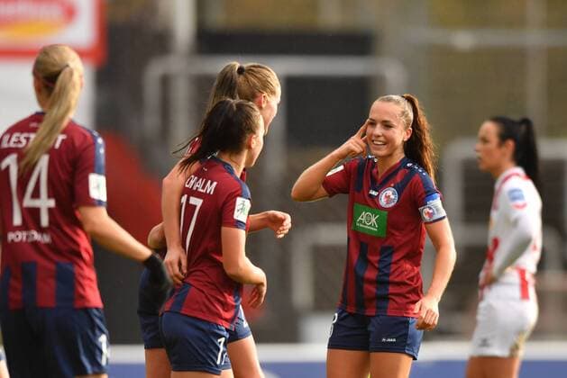 Bilder des Tages - SPORT Lia Wälti (Potsdam, 13) zeigt Torschützin Viktoria Schwalm (Potsdam, 17) an - Mit Köpfchen gemacht, Fussball, Allianz Frauen-Bundesliga, 1. FC Köln - 1.FFC Turbine Potsdam,