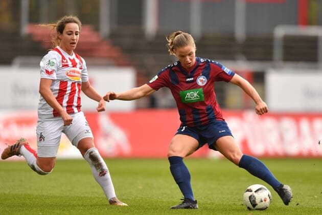 Julia Arnold (Köln, 31) versucht Tabea Kemme (Potsdam, 21) zu stoppen, Fussball, Allianz Frauen-Bundesliga, 1. FC Köln - 1.FFC Turbine Potsdam,