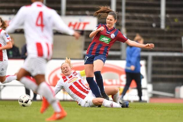 Anna Kirschbaum (Köln, 5) foult Sarah Zadrazil (Potsdam, 27), Fussball, Allianz Frauen-Bundesliga, 1. FC Köln - 1.FFC Turbine Potsdam,