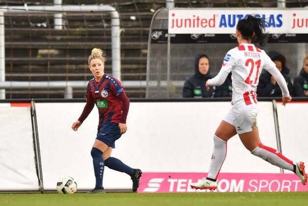 Svenja Huth (Potsdam, 9) sucht im Zentrum eine Anspielperson, Fussball, Allianz Frauen-Bundesliga, 1. FC Köln - 1.FFC Turbine Potsdam,