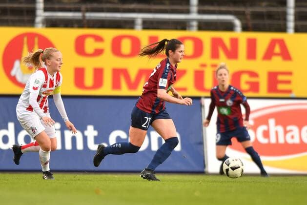 Sarah Zadrazil (Potsdam, 27) mit Ball im Mittelfeld, Fussball, Allianz Frauen-Bundesliga, 1. FC Köln - 1.FFC Turbine Potsdam,