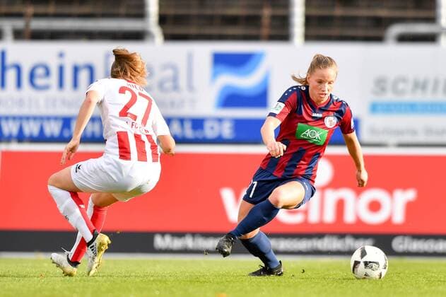 Tabea Kemme (Potsdam, 21) lässt Kristina Hild (Köln, 27) stehen, Fussball, Allianz Frauen-Bundesliga, 1. FC Köln - 1.FFC Turbine Potsdam,