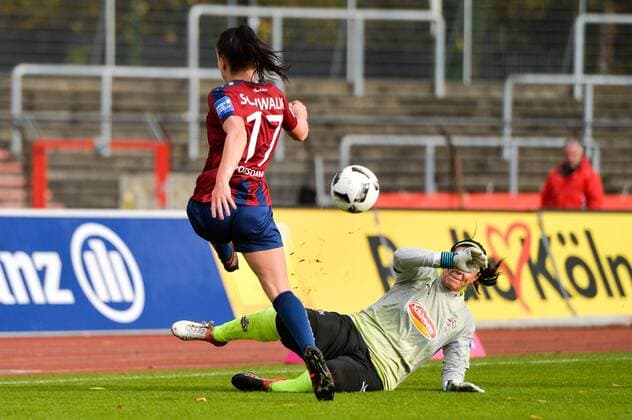 Viktoria Schwalm (Potsdam, 17) schiesst über Anne-Kathrine Kremer (Anka Kremer, Torwart, Köln, 1) zum 0:2 ein, Fussball, Allianz Frauen-Bundesliga, 1. FC Köln - 1.FFC Turbine Potsdam,