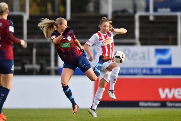 Amanda Ilestedt (Potsdam, 14) versucht den Ball vor Kristina Hild (Köln, 27) zu erreichen, Fussball, Allianz Frauen-Bundesliga, 1. FC Köln - 1.FFC Turbine Potsdam,