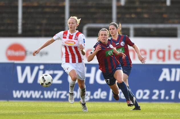 Laufduell um den Ball Meike Meßmer (Meike Messmer, Köln, 20) Viktoria Schwalm (Potsdam, 17), Fussball, Allianz Frauen-Bundesliga, 1. FC Köln - 1.FFC Turbine Potsdam,