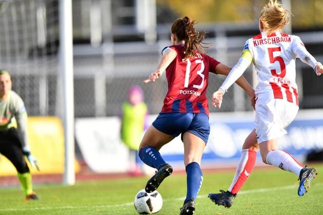 Lia Wälti (Potsdam, 13) setzt sich im Strafraum gegen Anna Kirschbaum (Köln, 5) durch, Fussball, Allianz Frauen-Bundesliga, 1. FC Köln - 1.FFC Turbine Potsdam,