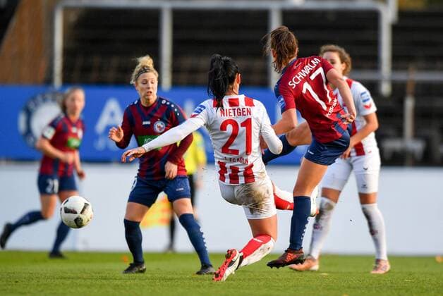 Peggy Nietgen (Köln, 21) versucht Viktoria Schwalm (Potsdam, 17) beim Torschuss zu stören, Fussball, Allianz Frauen-Bundesliga, 1. FC Köln - 1.FFC Turbine Potsdam,