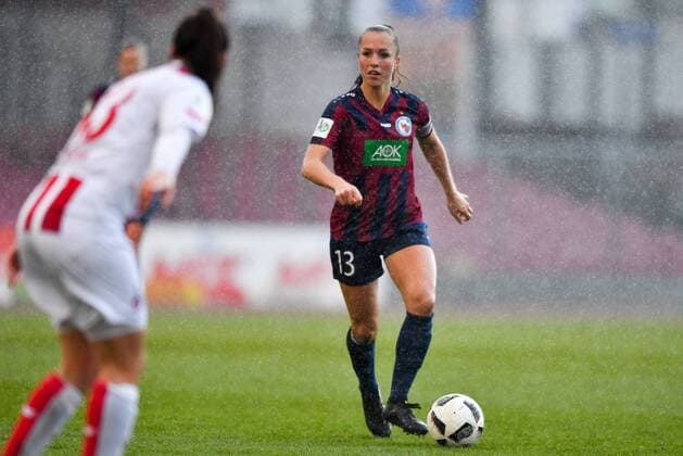 Lia Wälti (Potsdam, 13) beim Spielaufbau, Fussball, Allianz Frauen-Bundesliga, 1. FC Köln - 1.FFC Turbine Potsdam,