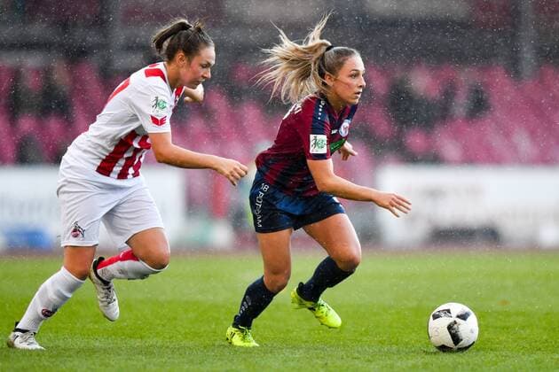 Kristina Hild (Köln, 27) versucht an den Ball von Gina Maria Chmielinski (Potsdam, 18) zu kommen, Fussball, Allianz Frauen-Bundesliga, 1. FC Köln - 1.FFC Turbine Potsdam,