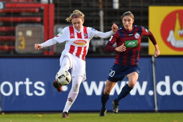 Theresa Gosch (Köln, 24) kann vor Bianca Schmidt (Potsdam, 20) klären, Fussball, Allianz Frauen-Bundesliga, 1. FC Köln - 1.FFC Turbine Potsdam,