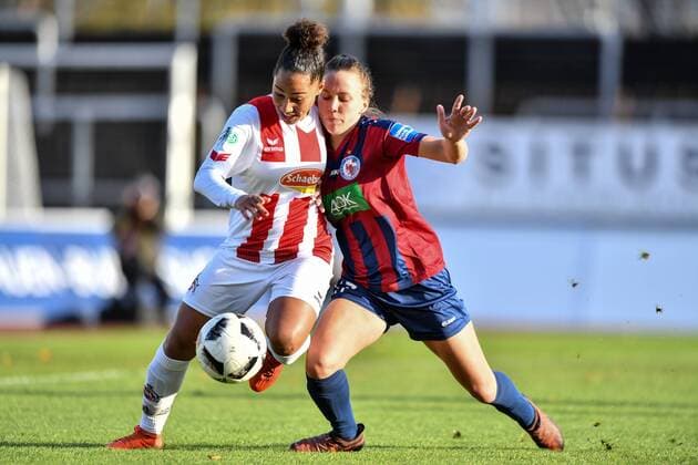 Zweikampf Vanessa Fürst (Köln, 4) mit Viktoria Schwalm (Potsdam, 17), Fussball, Allianz Frauen-Bundesliga, 1. FC Köln - 1.FFC Turbine Potsdam,