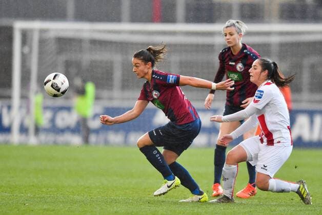 Zweikampf im Mittelfeld Karoline Kohr (Köln, 13) und Felicitas Rauch (Potsdam, 19), Fussball, Allianz Frauen-Bundesliga, 1. FC Köln - 1.FFC Turbine Potsdam,