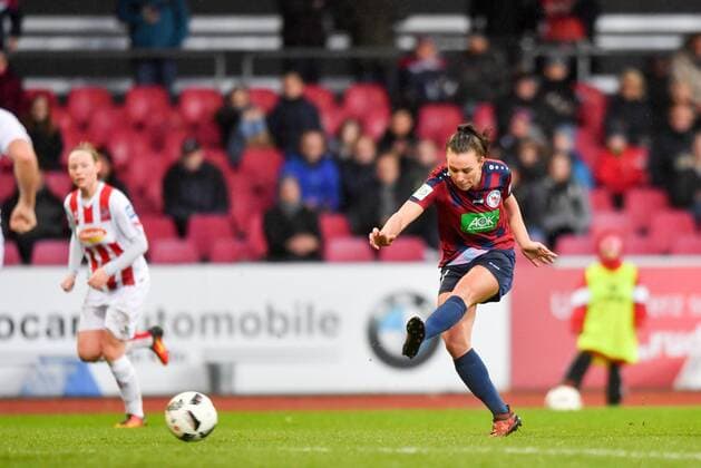 Viktoria Schwalm (Potsdam, 17) beim Torschuss, Fussball, Allianz Frauen-Bundesliga, 1. FC Köln - 1.FFC Turbine Potsdam,