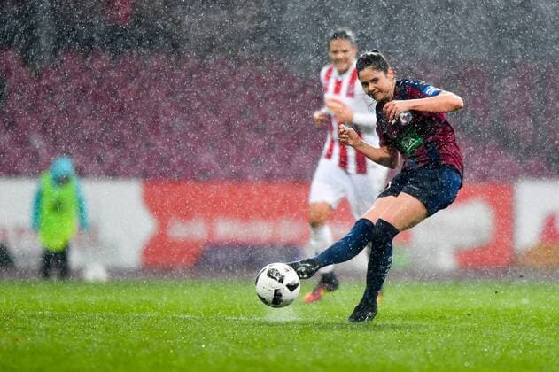 Sarah Zadrazil (Potsdam, 27) spielt einen tiefen Pass im Mittelfeld , starker Regen, Fussball, Allianz Frauen-Bundesliga, 1. FC Köln - 1.FFC Turbine Potsdam,