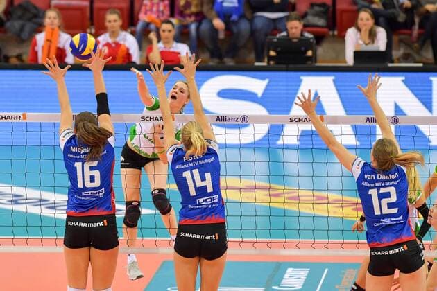 Volleyball Bundesliga Frauen Allianz MTV Stuttgart vs USC Muenster 19.11.2017 Allianz MTV Stuttgart, Volleyball, Bundesliga, Damen, Saison 2017 18, (in blau), gegen USC Muenster (in weiss-gruen); Ines Bathen gegen Michaela Mlejnkova 16, und Jenna Potts 14 FOTO: TOM BLOCH