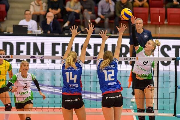 Volleyball Bundesliga Frauen Allianz MTV Stuttgart vs USC Muenster 19.11.2017 Allianz MTV Stuttgart, Volleyball, Bundesliga, Damen, Saison 2017 18, (in blau), gegen USC Muenster (in weiss-gruen); Lina Alsmeier gegen Deborah van Daelen 12 und Jenna Potts 14 FOTO: TOM BLOCH