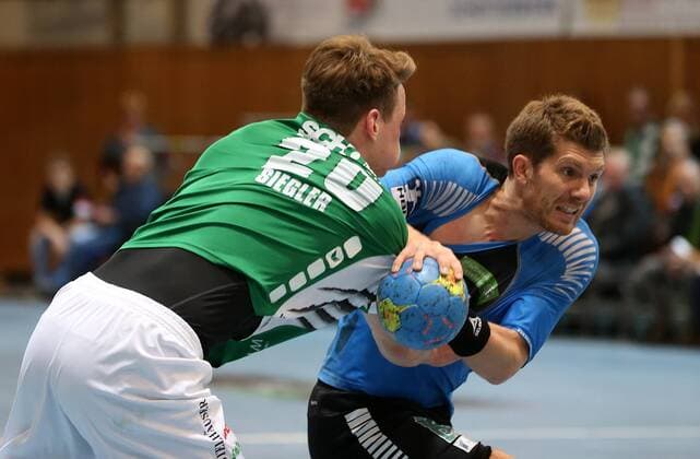 v.li.: Lukas Siegler (DJK Rimpar Wölfe), Christian Hoße (HC Rhein Vikings), DKB 2. Handball-Bundesliga, DJK Rimpar Wölfe - HC Rhein Vikings,