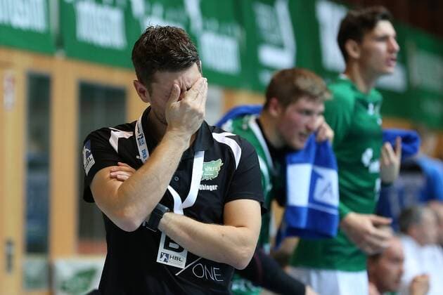 v.li.: Trainer Dr. Matthias Obinger (DJK Rimpar Wölfe) enttäuscht schauend, Enttäuschung, disappointed, DKB 2. Handball-Bundesliga, DJK Rimpar Wölfe - HC Rhein Vikings,