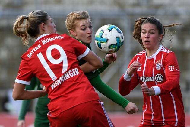 v.li.: Carina Wenninger (FC Bayern München, FCB, 19) Verena Volkmer (SV Werder Bremen, 16) Melanie Leupolz (FC Bayern München, FCB, 8) im Dreikampf, Duell, duel, tackle, Dynamik, Action, Aktion, Fussball,Allianz Frauen-Bundesliga, FC Bayern München - SV Werder Bremen,
