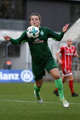 Janine Angrick (SV Werder Bremen, 8) am Ball, Fussball,Allianz Frauen-Bundesliga, FC Bayern München - SV Werder Bremen,