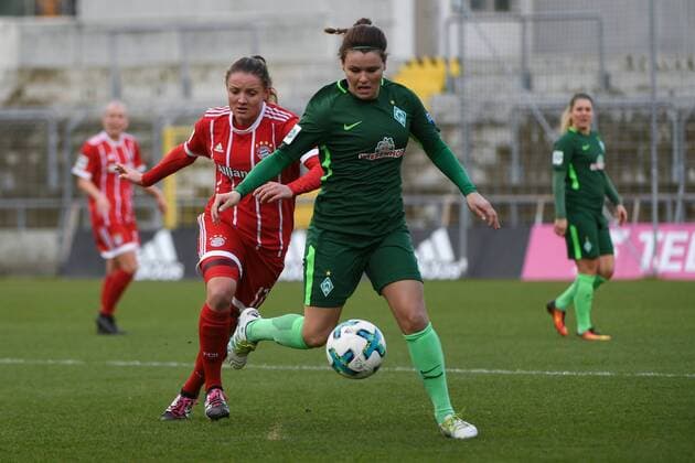 v.li.: Verena Wieder (FC Bayern München, FCB, 17) Janine Angrick (SV Werder Bremen, 8) im Zweikampf, Duell, duel, tackle, Dynamik, Action, Aktion, Fussball,Allianz Frauen-Bundesliga, FC Bayern München - SV Werder Bremen,