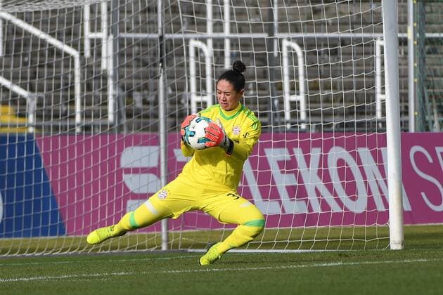 Manuela Zinsberger (Torwart, Torfrau, FC Bayern München, FCB, 31) fängt den Ball, Freisteller, Einzelbild, Aktion, Action, Fussball,Allianz Frauen-Bundesliga, FC Bayern München - SV Werder Bremen,