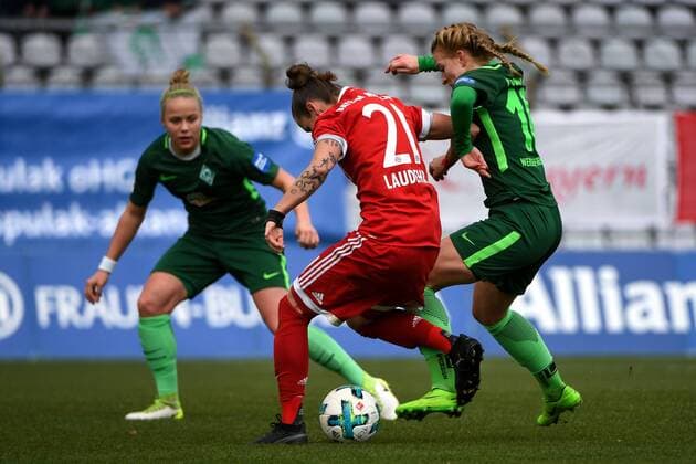 v.li.: Simone Laudehr (FC Bayern München, FCB, 21) Lina Hausicke (SV Werder Bremen, 18) im Zweikampf, Duell, duel, tackle, Dynamik, Action, Aktion, Fussball,Allianz Frauen-Bundesliga, FC Bayern München - SV Werder Bremen,