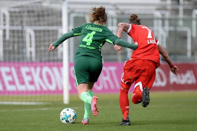 v.li.: Nina Lührßen (Luehrssen, Luersen, SV Werder Bremen, 4) Simone Laudehr (FC Bayern München, FCB, 21) im Zweikampf, Duell, duel, tackle, Dynamik, Action, Aktion, Fussball,Allianz Frauen-Bundesliga, FC Bayern München - SV Werder Bremen,