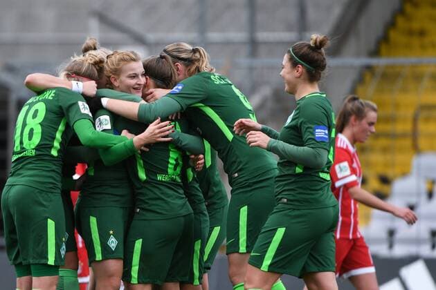 Spielerinnen des SV Werder Bremen, Bremer Spielerinnen mit Torjubel,Jubel, Torjubel, Torerfolg, celebrate the goal, goal, celebration, Jubel ueber das Tor zum 0:1 durch Verena Volkmer (SV Werder Bremen, 16) (3.v.li.), optimistisch, Action, Aktion, Fussball,Allianz Frauen-Bundesliga, FC Bayern München - SV Werder Bremen,
