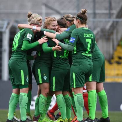 Spielerinnen des SV Werder Bremen, Bremer Spielerinnen mit Torjubel,Jubel, Torjubel, Torerfolg, celebrate the goal, goal, celebration, Jubel ueber das Tor zum 0:1 durch Verena Volkmer (SV Werder Bremen, 16) (3.v.li.), optimistisch, Action, Aktion, Fussball,Allianz Frauen-Bundesliga, FC Bayern München - SV Werder Bremen,