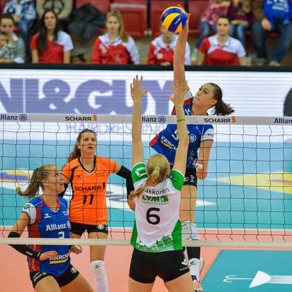 Volleyball Bundesliga Frauen Allianz MTV Stuttgart vs USC Muenster 19.11.2017 Allianz MTV Stuttgart, Volleyball, Bundesliga, Damen, Saison 2017 18, (in blau), gegen USC Muenster (in weiss-gruen); Molly McCage gegen Roosa Laakkonen 6, links Femke Stoltenborg, 11 Teodora Pusic FOTO: TOM BLOCH