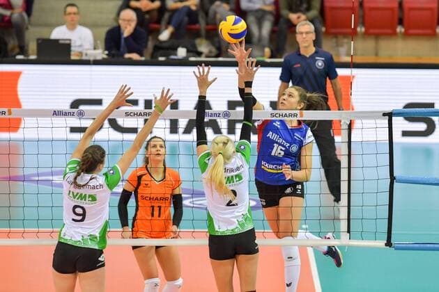 Volleyball Bundesliga Frauen Allianz MTV Stuttgart vs USC Muenster 19.11.2017 Allianz MTV Stuttgart, Volleyball, Bundesliga, Damen, Saison 2017 18, (in blau), gegen USC Muenster (in weiss-gruen); Michaela Mlejnkova gegen Mareike Hindriksen 2 und Juliane Langgemach 9 FOTO: TOM BLOCH