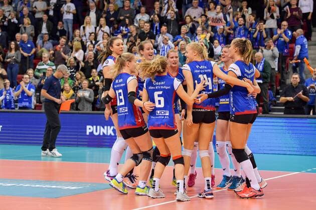 Volleyball Bundesliga Frauen Allianz MTV Stuttgart vs USC Muenster 19.11.2017 Allianz MTV Stuttgart, Volleyball, Bundesliga, Damen, Saison 2017 18, (in blau), gegen USC Muenster (in weiss-gruen); Das Stuttgarter Team jubelt, Gesichter von links: Michaela Mlejnkova, Deborah van Daelen, Julia Schafer, Jenna Potts 14, Renata Sandor FOTO: TOM BLOCH