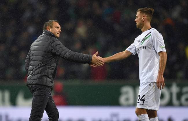 FUSSBALL 1. BUNDESLIGA SAISON 2017 2018 SV Werder Bremen - Hannover 96 19.11.2017 Trainer Andre Breitenreiter (li) und Niklas Füllkrug (re, beide Hannover 96) Bremen