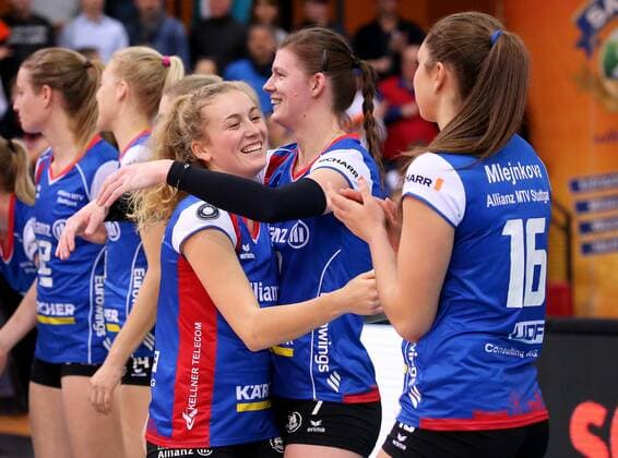 BAU 19.11.2017 Stuttart Volleyball Allianz MTV Stuttgart vs. USC Münster, v.l. Annie Cesar, Renata Sandor, Michela Mlejnkova (Stuttgart) freuen sich