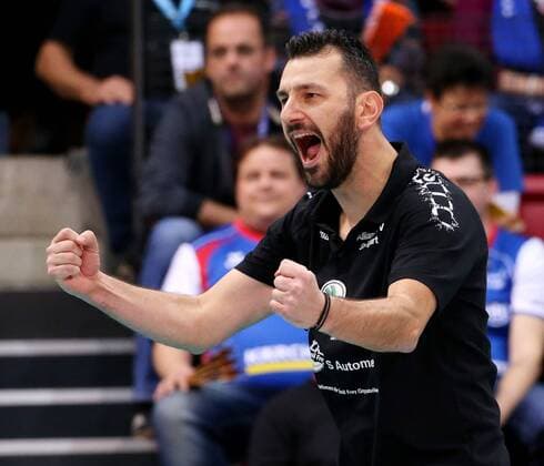 BAU 19.11.2017 Stuttart Volleyball Allianz MTV Stuttgart vs. USC Münster, Trainer Giannis Athanasopoulos (Stuttgart) freut sich und ballt die Fäuste